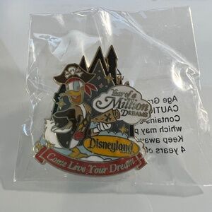 Exclusive Disney pin, Donald Duck Pirate new